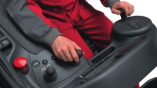 Fahrerarbeitsplatz eines Schubmastmastaplers Fahrerarbeitsplatz eines Schubmastmastaplers