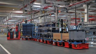 Montagelinienversorgung durch den Routenzug LT10 WX von Linde Material Handling