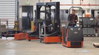 Montagelinienversorgung durch einen Routenzug von Linde Material Handling