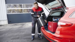 Servicetechniker von Linde Material Handling Rhein-Ruhr bei der Arbeit