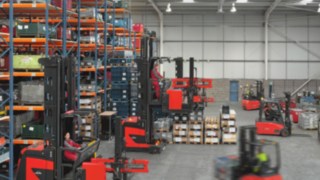 Schmalganggerät von Linde Matrial Handling im Einsatz Schmalganggerät von Linde Matrial Handling im Einsatz