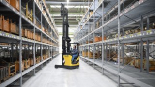 Individuelle Farbgebung für Gebrauchtstapler von Linde Material Handling Linde Schubmaststapler in gelb lackierter Ausführung