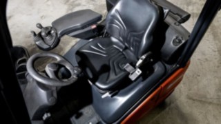 Ein komplett erneuerter Arbeitsplatz schafft optimale Arbeitsbedingungen Erneuerter Fahrerarbeitsplatz nach Aufbereitungsprozess eines Linde Gebrauchtstaplers