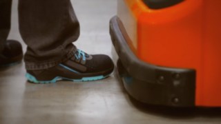 Der Active Foot Bumper von Linde im Einsatz. Der Active Foot Bumper von Linde im Einsatz.