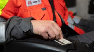 Bild eines Staplerfahrers, der die tägliche Einsatzprüfung vornimmt.