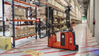 Der automatisierte Hochhubwagen L-MATIC AC im Logistikzentrum von Schneider Electric