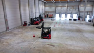 Die Xi-Modelle im Performance Test in einer Halle.