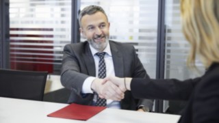 Mann bei Bewerbung Mann bei Bewerbung