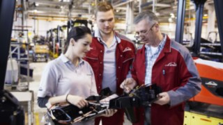 KFZ-Mechatroniker-Auszubildender bei der Einarbeitung KFZ-Mechatroniker-Auszubildender bei der Einarbeitung