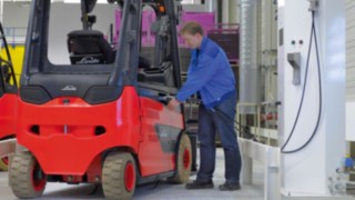 Stapler mit Brenntsoffzellentechnologie von Linde beim Betanken. Stapler mit Brenntsoffzellentechnologie von Linde beim Betanken.