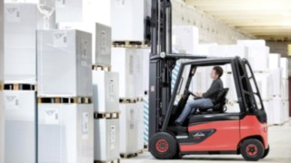Bis zum Ende des Jahres plant Linde sein Portfolio an Flurförderzeugen mit Lithium-Ionen-Batterie weiter kräftig aufzustocken. Jetzt hat der Verkauf der ersten Geräte mit 90 Volt begonnen: die Modelle mit Traglasten von 2 sowie 2,5 und 3 Tonnen inklusive der entsprechenden Roadster-Modelle. Bis zum Ende des Jahres plant Linde sein Portfolio an Flurförderzeugen mit Lithium-Ionen-Batterie weiter kräftig aufzustocken. Jetzt hat der Verkauf der ersten Geräte mit 90 Volt begonnen: die Modelle mit Traglasten von 2 sowie 2,5 und 3 Tonnen inklusive der entsprechenden Roadster-Modelle.