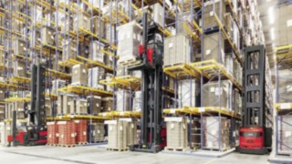 Die neuen Schmalgang-Kombigeräte von Linde sind mit der Technologie „Dynamic Reach Control (DRC)“ ausgestattet. Die neuen Schmalgang-Kombigeräte von Linde
