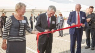 Durchschneiden des roten Bands Durchschneiden des roten Bands (v.l.n.r.): Marie Vlkova, Bürgermeisterin der Stadt Velke Bilovice, Christophe Lautray, Geschäftsführer Sales and Service Linde Material Handling und Jindrich Kotyza, Geschäftsführer Linde Material Handling Česká republika.