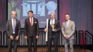 Mit „handling award“ schafft Linde Material Handling Auszeichnungs-Hattrick Frank Bergmann, Produktmanager Frontstapler bei Linde Material Handling (2.v.r.), bei der Preisverleihung durch Dr. Björn Hagemann, Leiter Mechatronik bei SEW-Eurodrive und Juror (links), René Khestel, Geschäftsführer der Weka Business Medien GmbH (2.v.l.), und Laudator Prof. Jörg Franke, Leiter des Lehrstuhls für Fertigungsautomatisierung und Produktionssystematik der Universität Erlangen-Nürnberg (rechts).