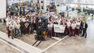 Auf die ist Verlass: Elektrostapler der Baureihe 386 Feierstunde im Aschaffenburger Linde-Werk zum 111.111ten Elektrostapler der Baureihe 386.