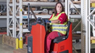 Auf Geräte mit seitlicher und frontaler Standposition folgen jetzt Modelle mit seitlichem Fahrersitz. Allen neuen Linde-Geräten mit seitlichem Fahrersitz gemeinsam ist eine hohe Traktion und Stabilität, die Wahl zwischen Blei-Säure- und Lithium-Ionen-Batterie, die innovative TipControl zur Steuerung der Fahr- und Hubfunktionen sowie die Möglichkeit, Bedienelemente flexibel anzuordnen.