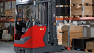Linde Material Handling erweitert sein Robotik-Portfolio um den autonomen Schubmaststapler R-MATIC. Das Lagertechnikgerät transportiert palettierte Waren bis 1,6 Tonnen vollautomatisch in Hochregale und lagert sie dort selbstständig in Hubhöhen bis zehn Meter ein und aus. Linde Material Handling erweitert sein Robotik-Portfolio um den autonomen Schubmaststapler R-MATIC. Das Lagertechnikgerät transportiert palettierte Waren bis 1,6 Tonnen vollautomatisch in Hochregale und lagert sie dort selbstständig in Hubhöhen bis zehn Meter ein und aus.