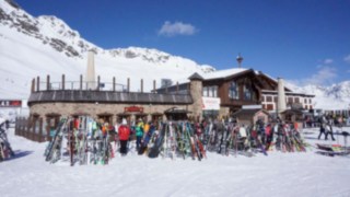 Während des Saisonbetriebs werden auf dem Giggijoch in Sölden (Österreich) jeden Tag rund 2.000 Kilo frische Lebensmitteln über einen 150 Meter langen Versorgungstunnel unter der Piste transportiert. Dort spielt ein Linde Factory Train FT10 Compact die Hauptrolle. Während des Saisonbetriebs werden auf dem Giggijoch in Sölden (Österreich) jeden Tag rund 2.000 Kilo frische Lebensmitteln über einen 150 Meter langen Versorgungstunnel unter der Piste transportiert. Dort spielt ein Linde Factory Train FT10 Compact die Hauptrolle.