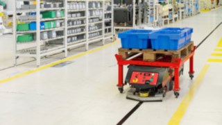 Der neue autonome Linde C-MATIC ist ein echter „Dauerläufer“ und sorgt für eine zuverlässige Teileversorgung an der Produktionslinie. Während des Saisonbetriebs werden auf dem Giggijoch in Sölden (Österreich) jeden Tag rund 2.000 Kilo frische Lebensmitteln über einen 150 Meter langen Versorgungstunnel unter dDer neue autonome Linde C-MATIC ist ein echter „Dauerläufer“ und sorgt für eine zuverlässige Teileversorgung an der Produktionslinie.