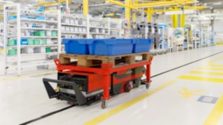 Linde Material Handling präsentiert Unterfahr-Schlepper für Produktionslogistik Linde Material Handling präsentiert Unterfahr-Schlepper für Produktionslogistik