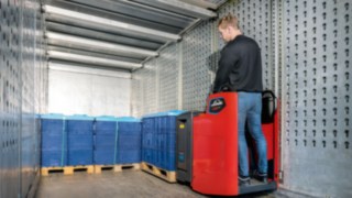Extraschmale Fahrerstandhubwagen von Linde Material Handling Extraschmale Fahrerstandhubwagen von Linde Material Handling