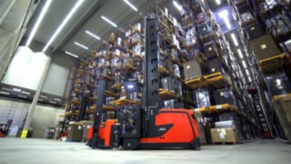 Der Schmalgangstapler K von Linde ist flexibel für Ein- und Auslagern und Kommissionierarbeiten in Hochregallagern konzipiert. Video über die Funktionen und Vorteile des Linde Kombi-Fahrzeugs K für das Lagern und Kommissionieren in Hochregallagern.