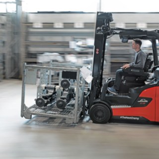 Stapler von Linde MH transportiert Ware