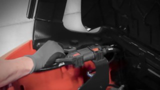 Mit nachhaltig erzeugter Primärenergie lassen sich die Stapler vollständig CO2-emissionsfrei betreiben. Arbeiter lädt einen Elektrostapler von Linde auf