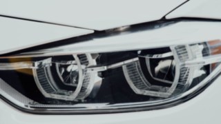 Nahaufnahme eines Autoscheinwerfers Nahaufnahme eines Autoscheinwerfers aus dem Fahrzeugpool von Linde Material Handling Rhein-Ruhr