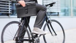 Mitarbeiter von LMH-RR auf dem Fahrrad Mitarbeiter von LMH-RR auf dem Fahrrad