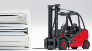 kleiner Gabelstapler neben Schulungsbüchern kleiner Gabelstapler neben Schulungsbüchern