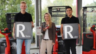 Auszubildende zusammen mit Ausbilderin Auszubildende zusammen mit Ausbilderin