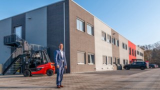 Linde Material Handling Rhein-Ruhr-Geschäftsführer Matthias Vorbeck mit Gabelstapler vor Firmenzentrale in Essen