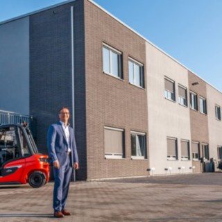 Linde Material Handling Rhein-Ruhr-Geschäftsführer Matthias Vorbeck mit Gabelstapler vor Firmenzentrale in Essen