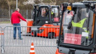 Staplerfahrer wird von Fahrlehrer geschult