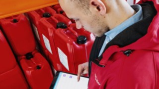 img_1260_1_16x9w1920 Regelprüfer von Linde Material Handling Rhein-Ruhr beim Ausfüllen einer Checkliste