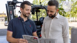 Mitarbeiter von Linde MH Rhein-Ruhr besprechen eine Broschüre Mitarbeiter von Linde MH Rhein-Ruhr besprechen eine Broschüre